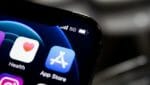 Apple to settle with developers